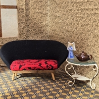 sort-roed-retro-sofa-brun-tepotte-blaa-hvid-engel-metal-glas-konsolbord-dukkehus-indretning